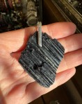 Wisior surowy  turmalin czarny    
