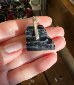 Wisior surowy  turmalin czarny    