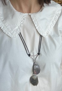 Naszyjnik Trójkąt agat szary bryłki 