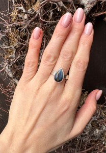 Pierścionek petersit łezka