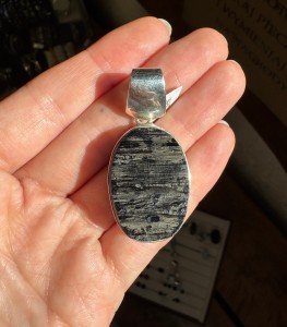 Wisior surowy  turmalin czarny   