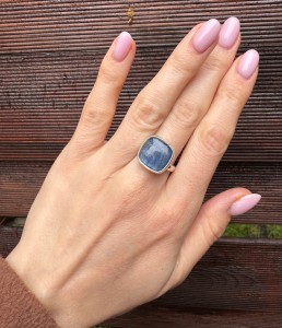 Pierścionek  kyanit kwadrat