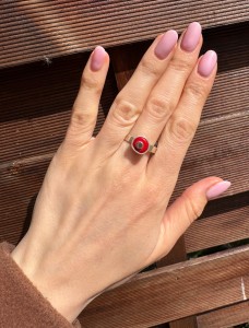 Pierścionek koral czerwony plaster   