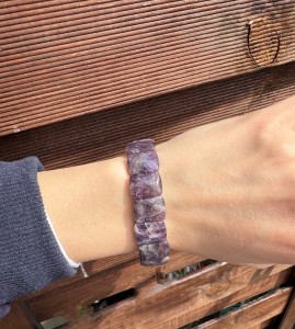 Bransoleta na gumce ametyst 