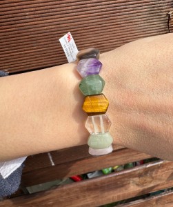 Bransoleta na gumce miks kamieni 