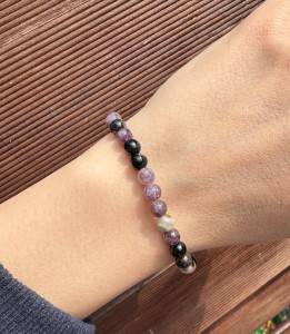 Bransoleta na gumce turmalin