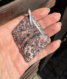 Wisior Jaspis leopardzi