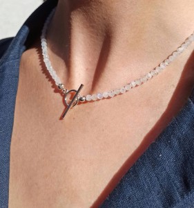 Naszyjnik klasyczny z drobnych kamieni księżycowych