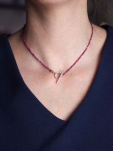 Naszyjnik klasyczny  delikatny rubin