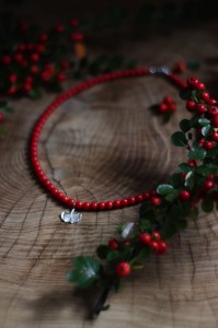 Naszyjnik klasyczny koral czerwony i liść miłorzębu