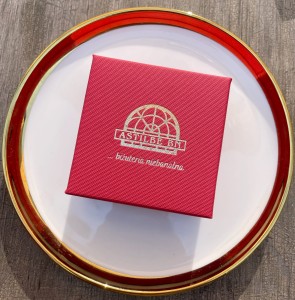 Średnie kwadratowe  pudełko ozdobne 