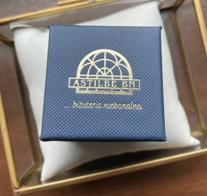 Małe kwadratowe  pudełko ozdobne  