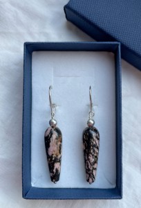 Kolczyki podłużny rodonit