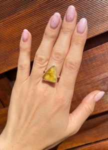 Pierścionek bursztyn  trójkąt