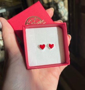 Kolczyki wkrętki serca  czerwona emaila