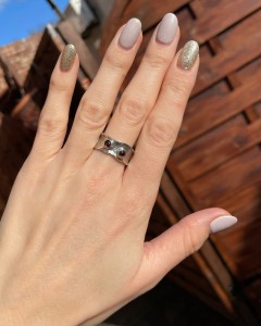 Pierścionek dwa granaty szeroka obrączka 