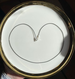 Cienki sznurek ze srebrnym zapięciem 