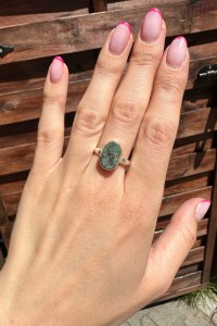 Pierścionek zoisyt z rubinem surowy 