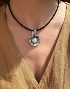 Wisior biała perła oprawiana kwiat  