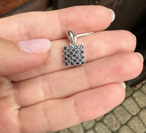 Zawieszka czarne cyrkonie   