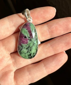 Wisior zoisyt z rubinem fasetowany