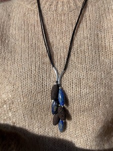 Grono lapis lazuli i lawa wulkaniczna  wrzeciona