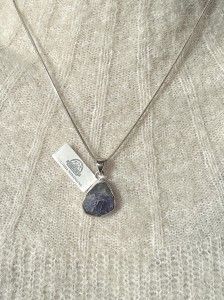 Wisior surowy tanzanit