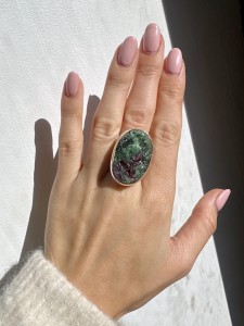 Pierścionek zoisyt z rubinem surowy owal 