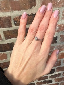 Pierścionek białe cyrkonie  trójkąt 