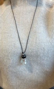 Naszyjnik Frezja sardonyks i białe  szkło weneckie    