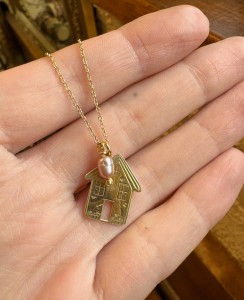 Naszyjnik domek i perła różowa srebro pozłacane  