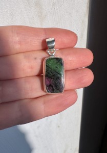 Wisior zoisyt z rubinem prostokąt 