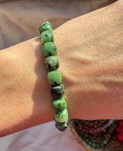 Bransoletka zoisyt z rubinem fasetowane kostki