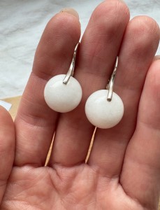 Kolczyki Carmen biały jadeit kulka 