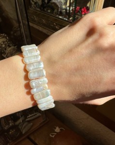 Bransoleta na gumce białe perły 