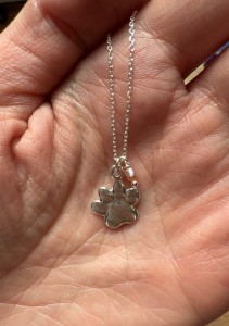 Naszyjnik łapka psa i różowa perła srebro klasyczne 