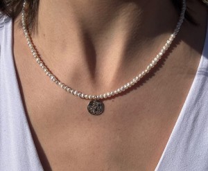 Naszyjnik klasyczny białe perły hodowane  z blaszką