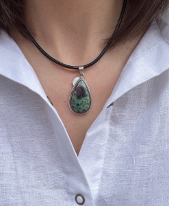 Wisior zoisyt z rubinem łezka 