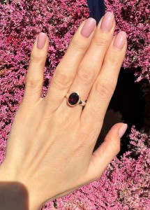 Pierścionek granat  owal fasetowany  