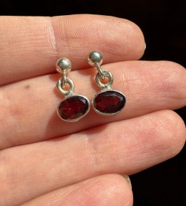 Kolczyki granat fasetowany owal