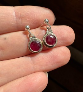 Kolczyki rubin fasetowane okrągłe 
