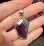 Wisior zoisyt z rubinem fasetowany 