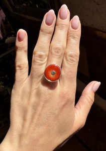 Pierścionek koral brązowy plaster   