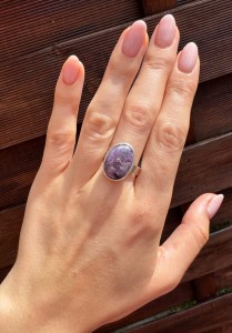 Pierścionek czaroit owal 