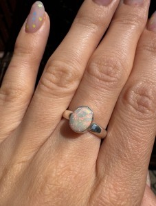 Pierścionek opal  owal fasetowany 