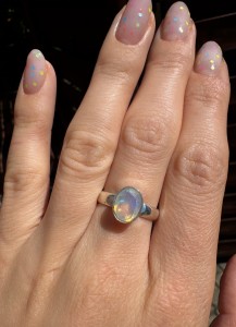 Pierścionek opal  owal fasetowany 