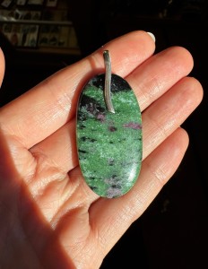 Wisior zoisyt z rubinem owal