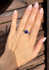 Pierścionek lapis lazuli okrągły z kwiatkami