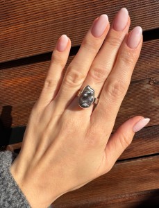 Pierścionek ciemna perła hodowana  