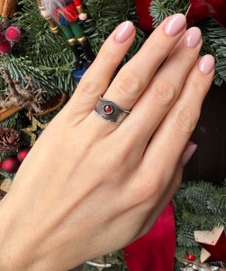 Pierścionek  granat szeroka obrączka 